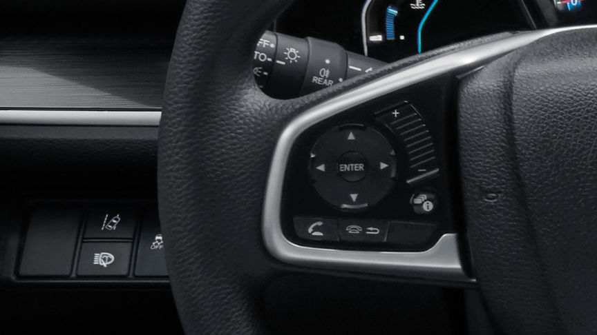 Detailný záber na ovládacie prvky informačného displeja pre vodiča na volante.