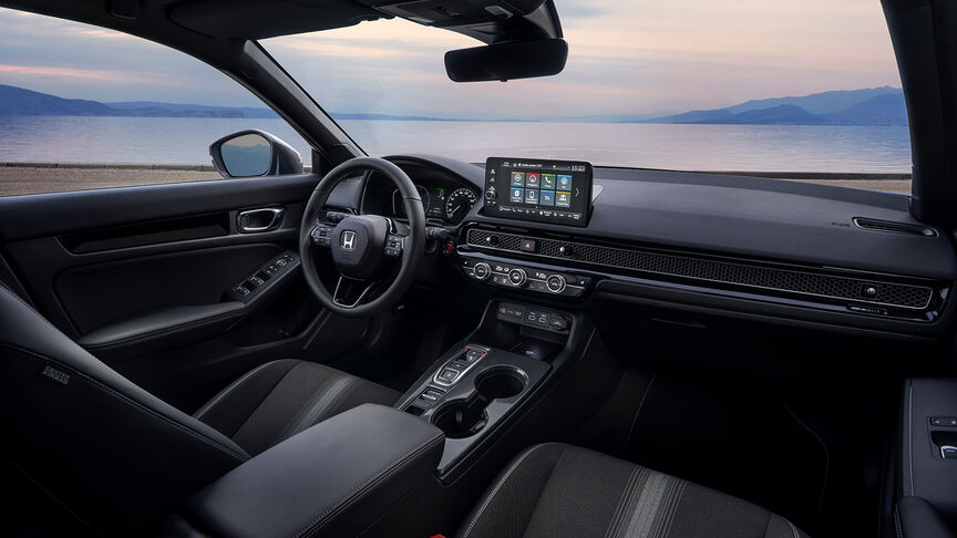 Pohľad na široké čelné sklo zvnútra vozidla Honda Civic e:HEV 