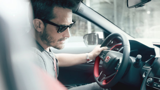 Vodič používajúci systém rozpoznávania hlasu modelu Honda Civic Type R.