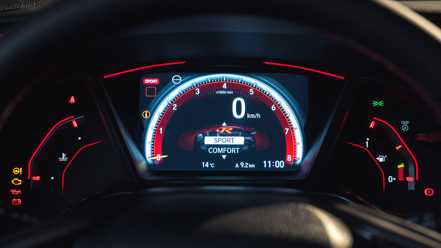 Priblížený pohľad na ukazovatele vozidla Honda Civic Type R v režime Sport.