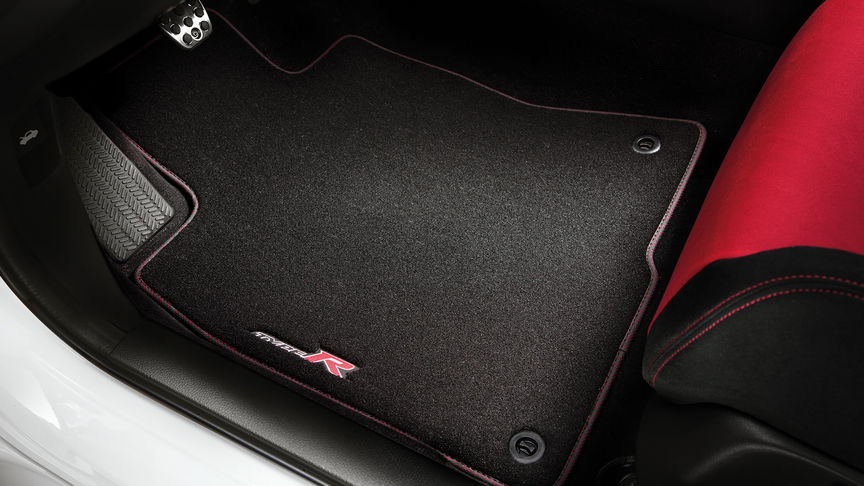 Priblížený pohľad na rohože na podlahu Elegance pre model Honda Civic Type R.