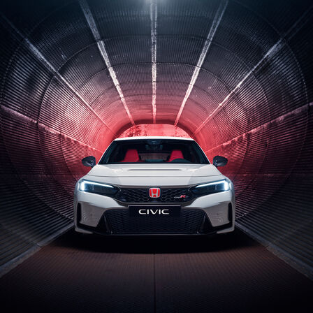 Pohľad na prednú časť vozidla Honda Civic Type R v tuneli. 