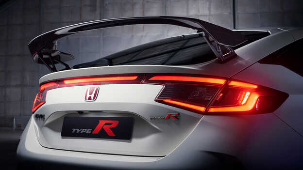 Detailný pohľad na aerodynamický spojler modelu Honda Civic Type R.