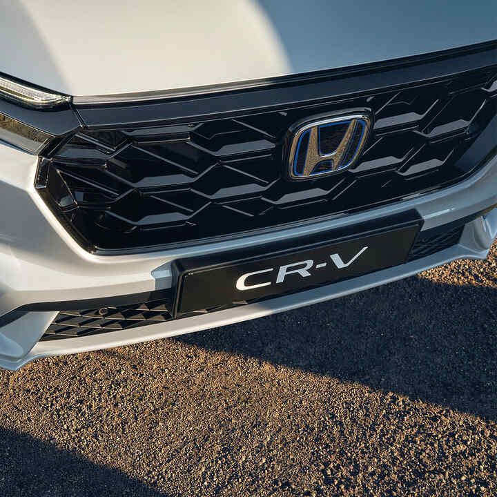 Detailný záber na prednú masku vozidla Honda CR-V.
