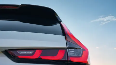 Detailný záber na vonkajšie zadné svetlá modelu CR-V Hybrid SUV.