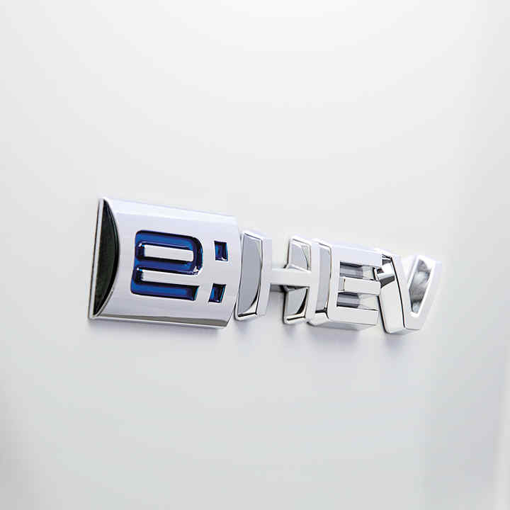 Zbliżenie na logo e:HEV na nadwoziu