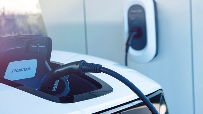 Detailný záber nabíjačky Honda Power Charger v nabíjacej stanici.
