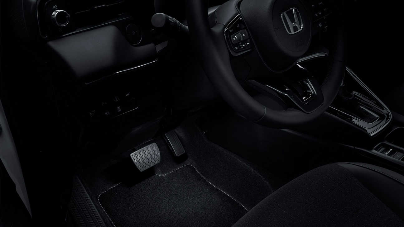 Osvetlenie predného priestoru na nohy modelu Honda HR-V Hybrid