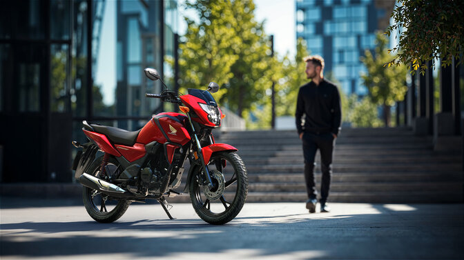 Statický záber na model Honda CB125F na ceste