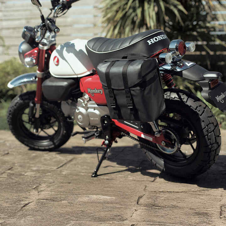 Statický pohľad zozadu na model Honda Monkey 125