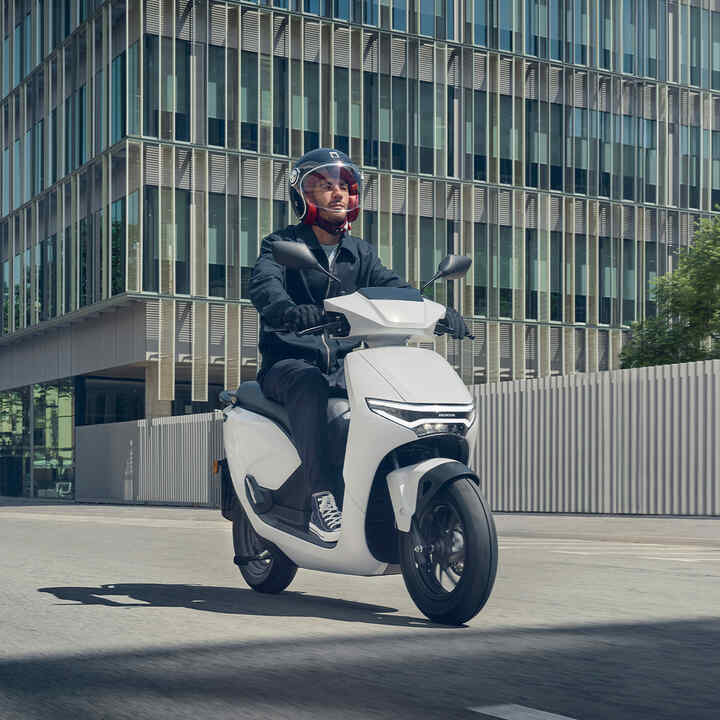 2025 CUV e: front three quarter shot with rider