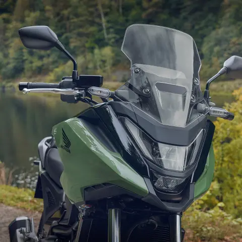 Detailný pohľad spredu na motocykel Honda NC750X.