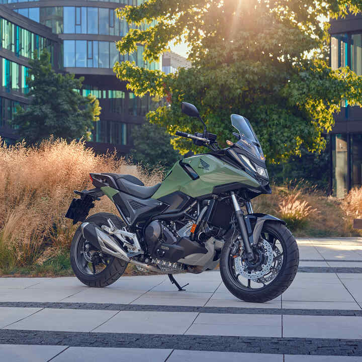 Motocykel Honda NC750X zaparkovaný v meste.