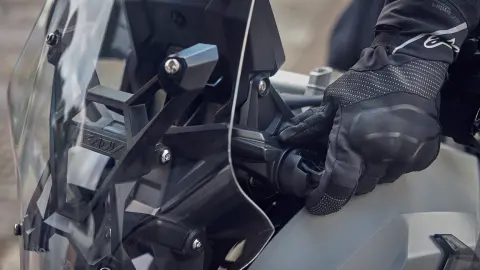 Detailný záber na nastaviteľné čelné sklo motocykla Honda X-ADV.