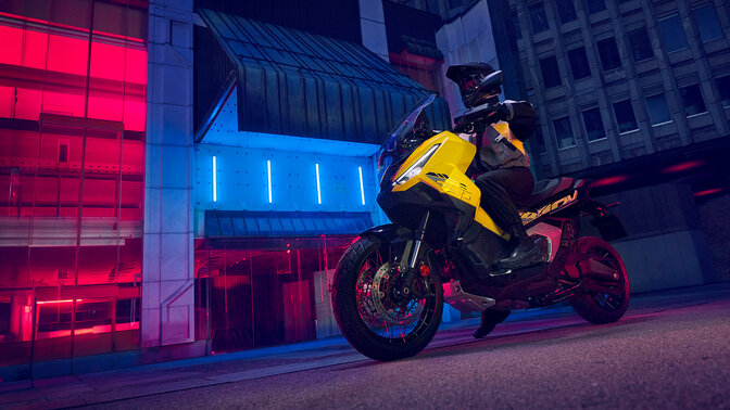 Trojštvrťový statický záber spredu na skúter X-ADV Special Edition s jazdcom