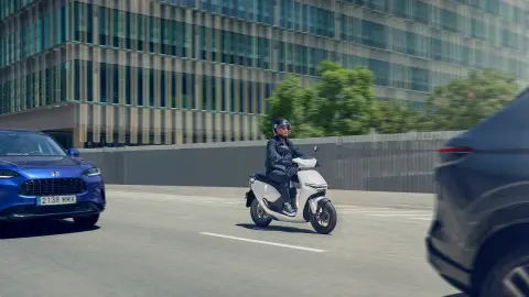 Jazdec na skútri Honda CUV e: v meste