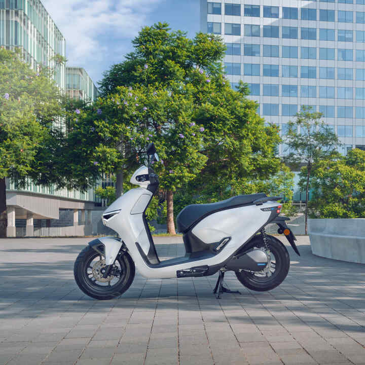 Motocykel Honda CUV e: zaparkovaný v meste.