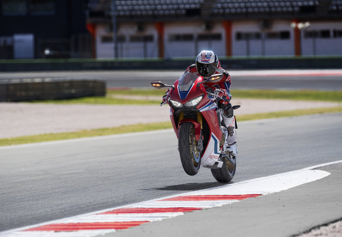 CBR1000RR Fireblade SP, trojštvrťový pohľad spredu z ľavej strany na pretekárskej trati