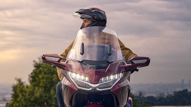 Honda GL1800 Gold Wing Tour, väčší elektricky ovládaný čelný štít