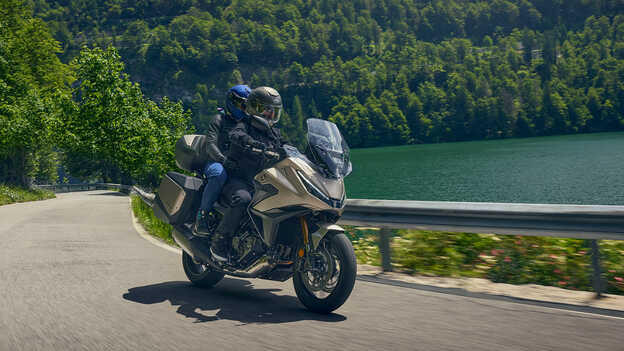 Záber zboku na model NT1100 s bočným stojanom